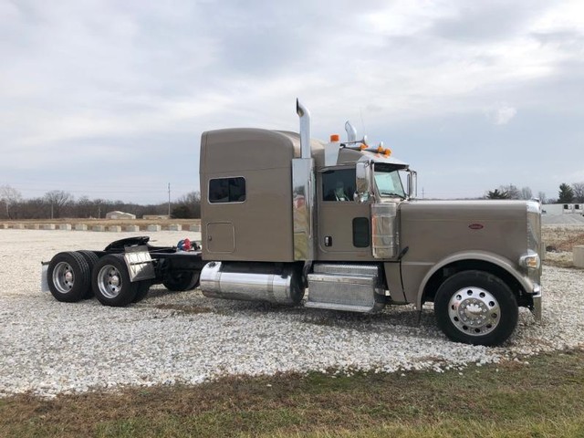 Peterbilt LONG NOSE 389 DELUXE - Troy MO