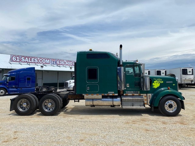 Kenworth W900 STUDIO SLEEPER - Troy MO