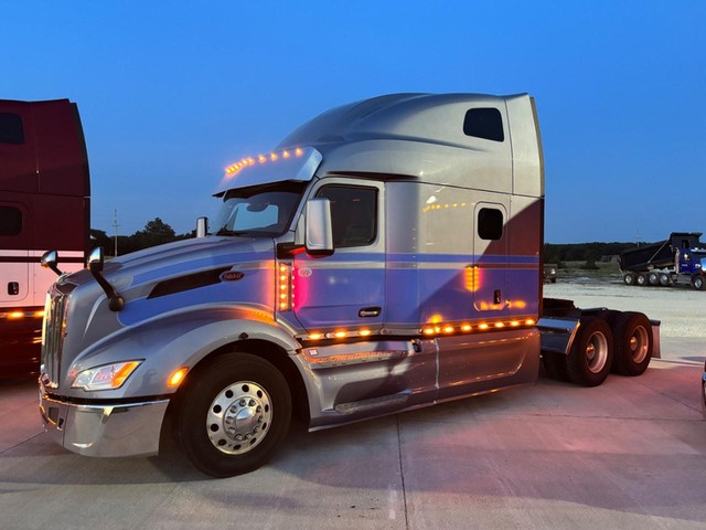 Peterbilt 579 SLEEPER - Troy MO