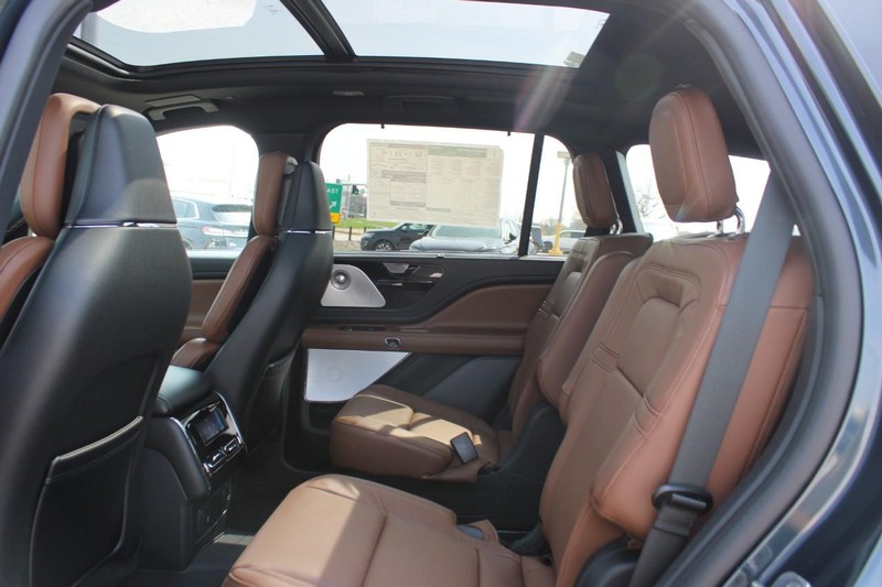 Lincoln Aviator Vehicle Full-screen Gallery Image 11