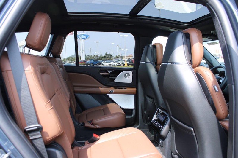 Lincoln Aviator Vehicle Full-screen Gallery Image 12
