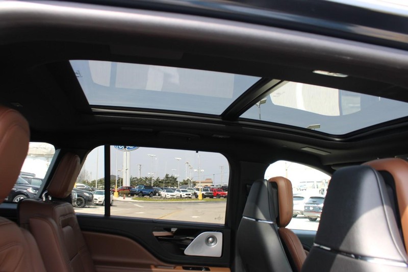 Lincoln Aviator Vehicle Full-screen Gallery Image 13