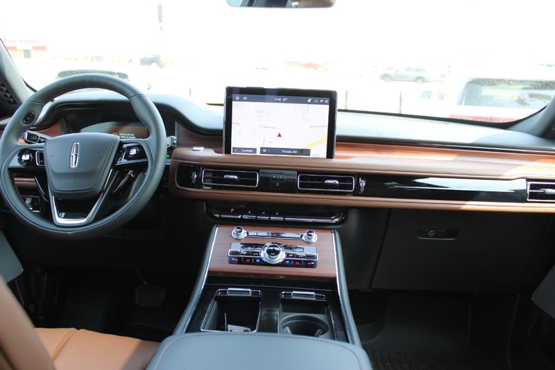 Lincoln Aviator Vehicle Full-screen Gallery Image 16