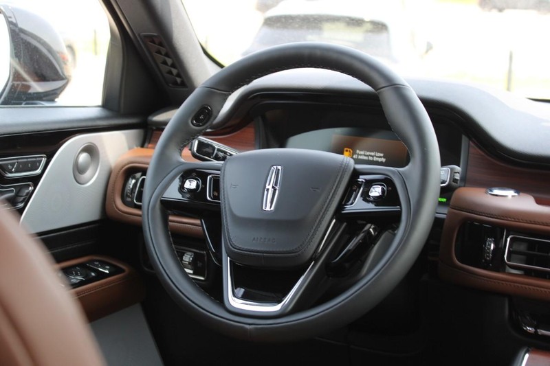 Lincoln Aviator Vehicle Full-screen Gallery Image 17