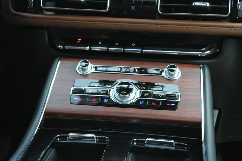 Lincoln Aviator Vehicle Full-screen Gallery Image 19