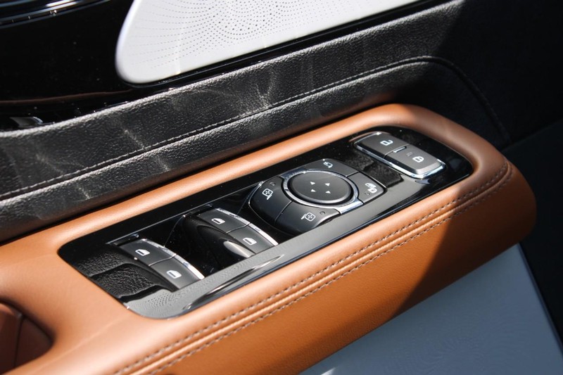 Lincoln Aviator Vehicle Full-screen Gallery Image 21