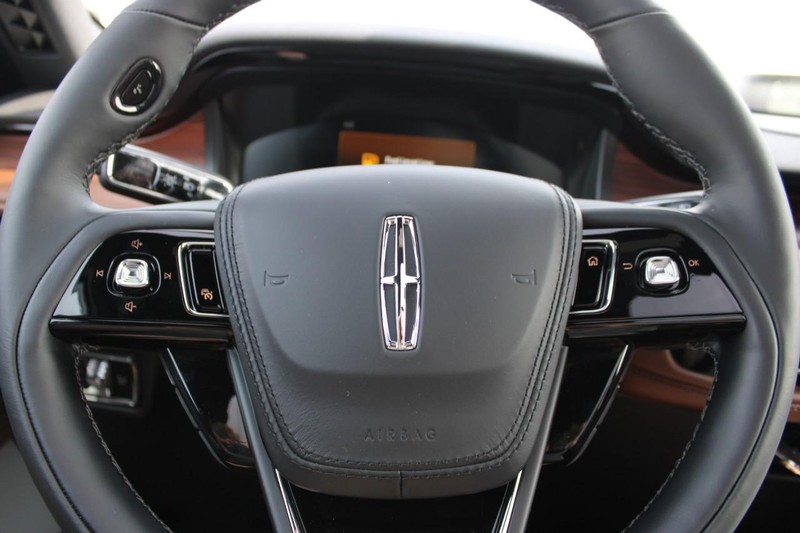 Lincoln Aviator Vehicle Full-screen Gallery Image 23