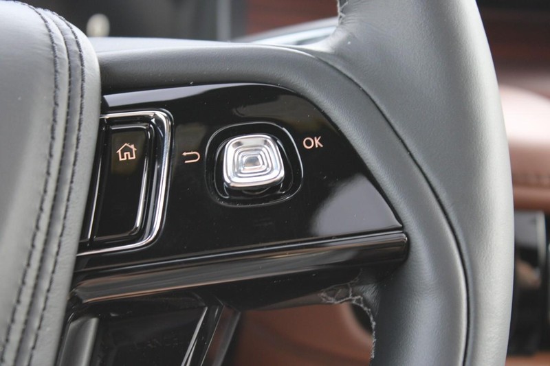 Lincoln Aviator Vehicle Full-screen Gallery Image 25