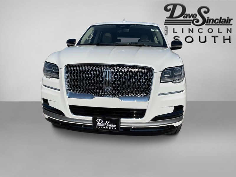 Lincoln Navigator L Vehicle Full-screen Gallery Image 02