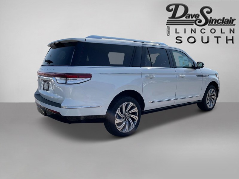 Lincoln Navigator L Vehicle Full-screen Gallery Image 05