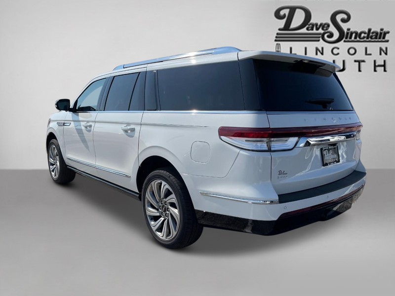 Lincoln Navigator L Vehicle Full-screen Gallery Image 07