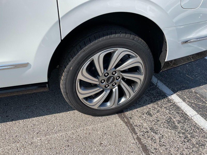 Lincoln Navigator L Vehicle Full-screen Gallery Image 10