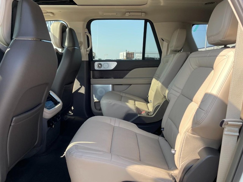 Lincoln Navigator L Vehicle Full-screen Gallery Image 11
