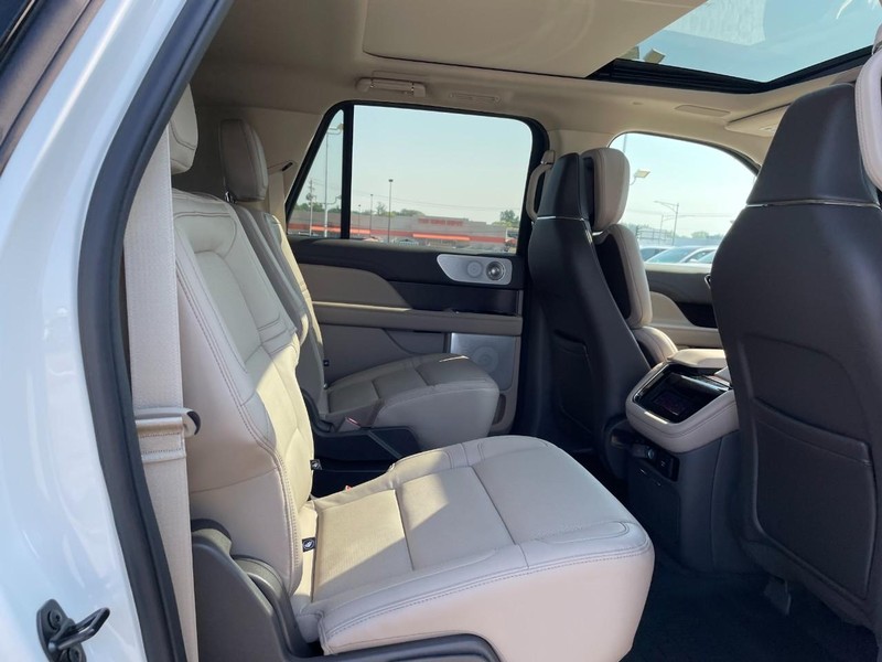 Lincoln Navigator L Vehicle Full-screen Gallery Image 13