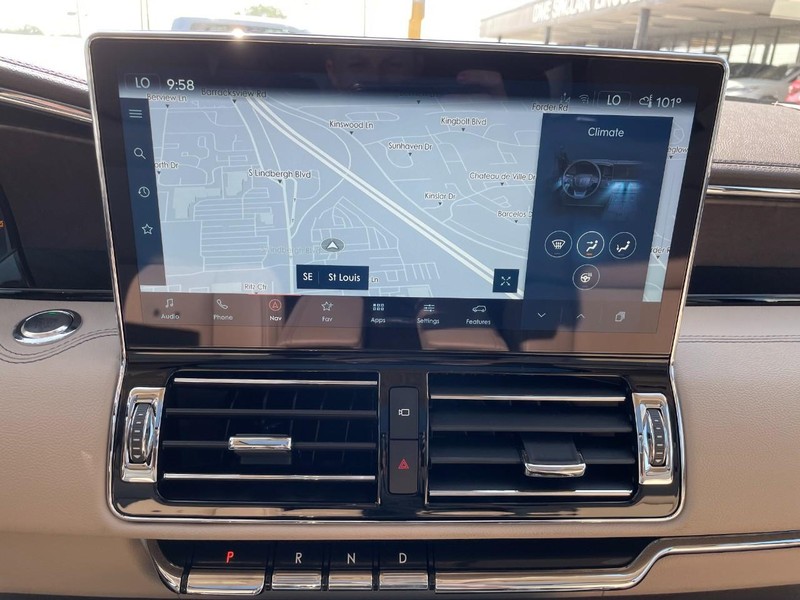 Lincoln Navigator L Vehicle Full-screen Gallery Image 17