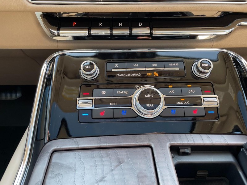 Lincoln Navigator L Vehicle Full-screen Gallery Image 18