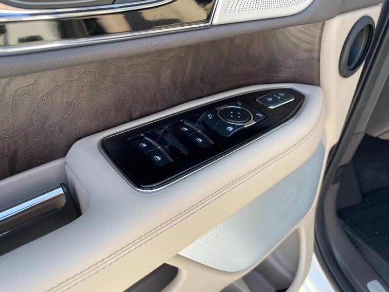 Lincoln Navigator L Vehicle Full-screen Gallery Image 20