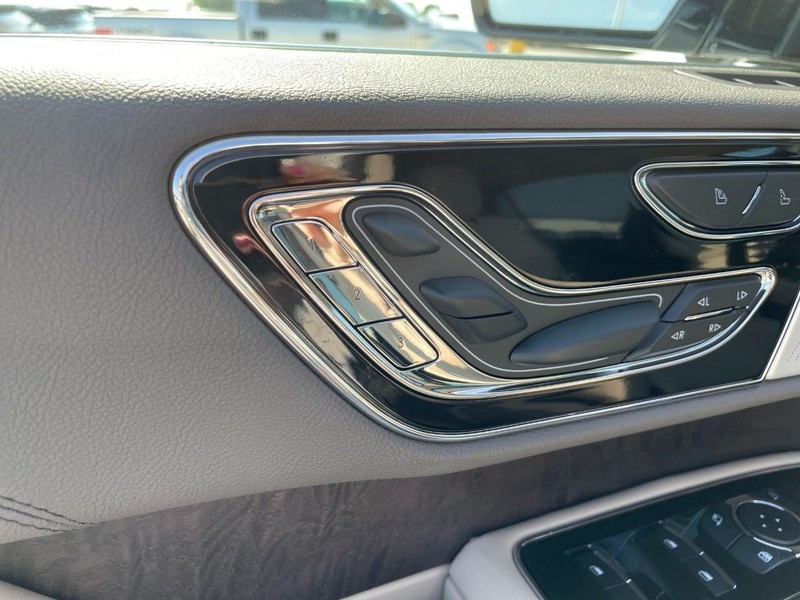 Lincoln Navigator L Vehicle Full-screen Gallery Image 21