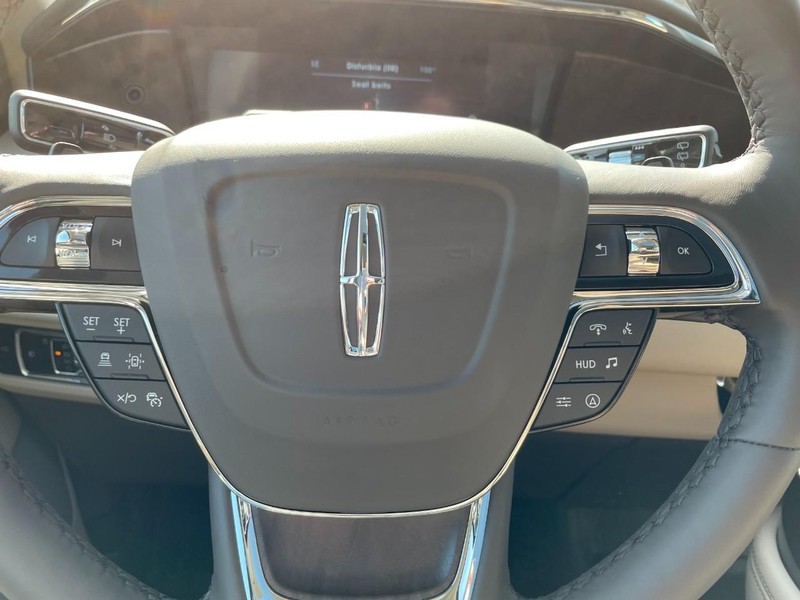 Lincoln Navigator L Vehicle Full-screen Gallery Image 22