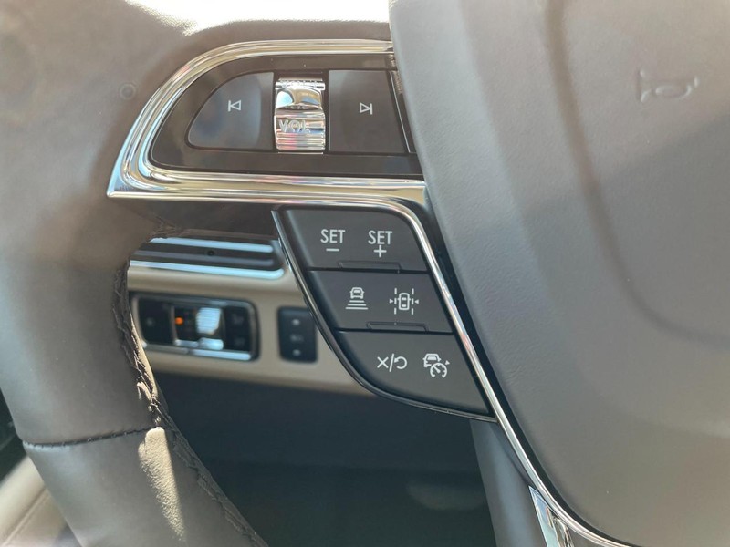 Lincoln Navigator L Vehicle Full-screen Gallery Image 23