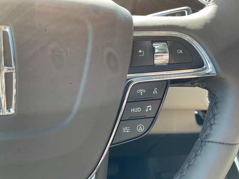 Lincoln Navigator L Vehicle Full-screen Gallery Image 24