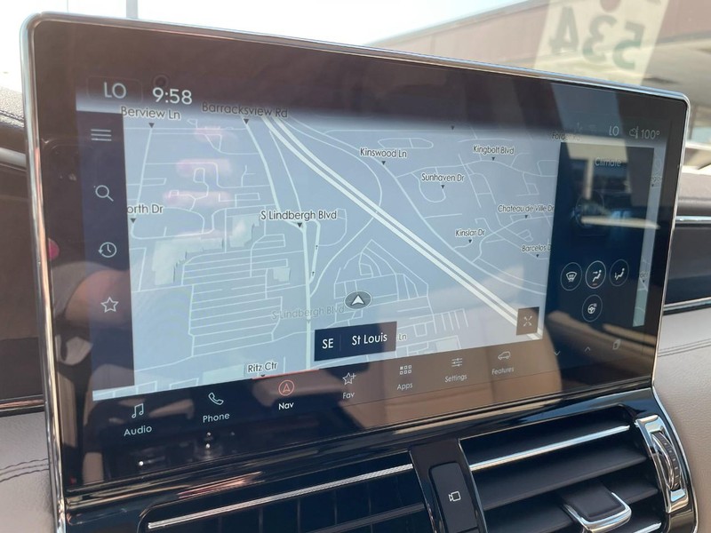 Lincoln Navigator L Vehicle Full-screen Gallery Image 25