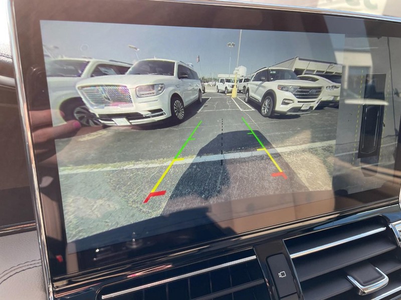 Lincoln Navigator L Vehicle Full-screen Gallery Image 27