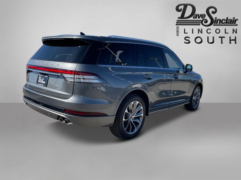 Lincoln Aviator Vehicle Full-screen Gallery Image 05