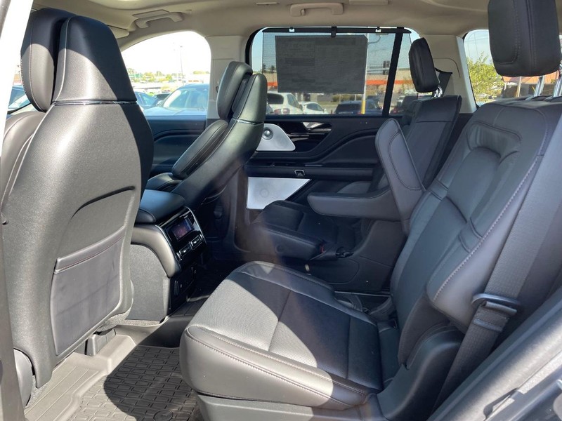 Lincoln Aviator Vehicle Full-screen Gallery Image 11