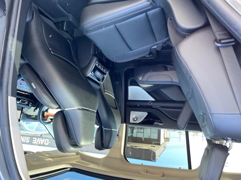 Lincoln Aviator Vehicle Full-screen Gallery Image 12