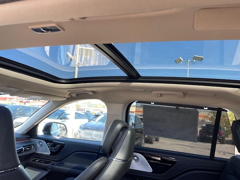 Lincoln Aviator Vehicle Full-screen Gallery Image 13