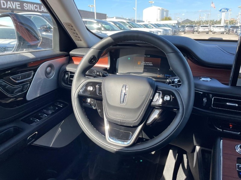 Lincoln Aviator Vehicle Full-screen Gallery Image 15