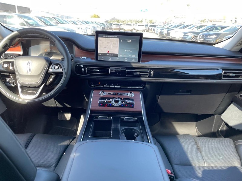 Lincoln Aviator Vehicle Full-screen Gallery Image 16