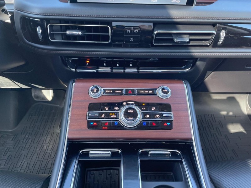 Lincoln Aviator Vehicle Full-screen Gallery Image 19