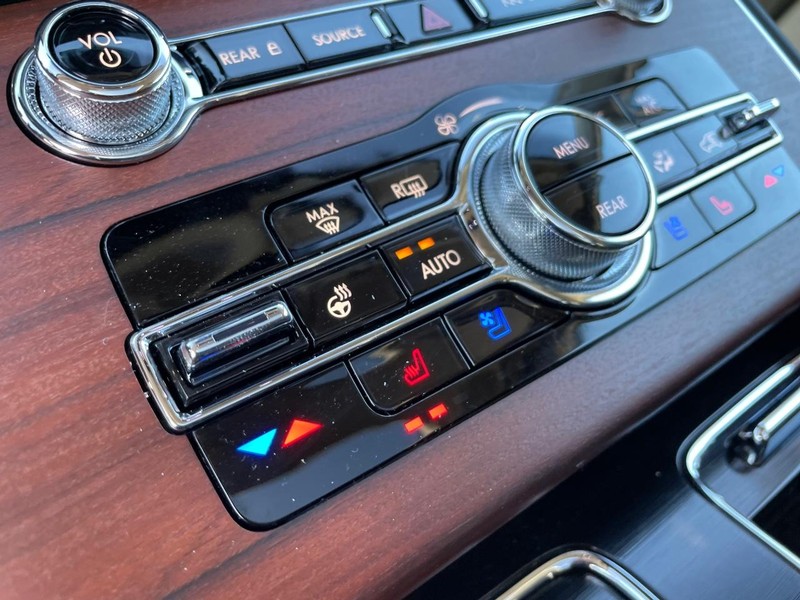 Lincoln Aviator Vehicle Full-screen Gallery Image 25