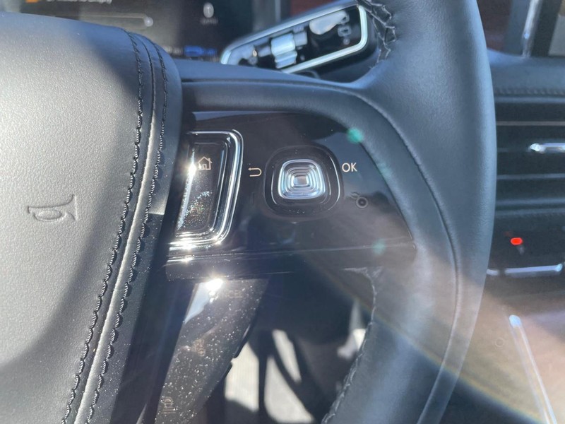 Lincoln Aviator Vehicle Full-screen Gallery Image 27