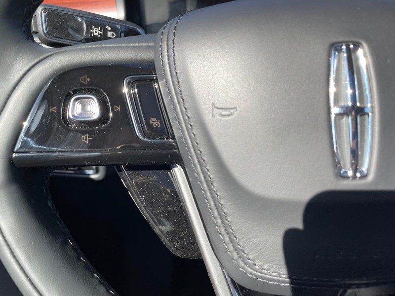 Lincoln Aviator Vehicle Full-screen Gallery Image 28