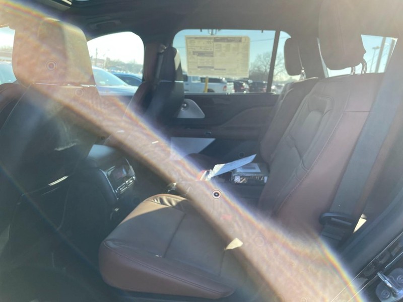 Lincoln Aviator Vehicle Full-screen Gallery Image 11
