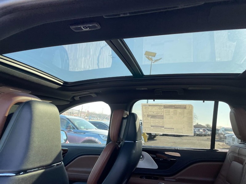 Lincoln Aviator Vehicle Full-screen Gallery Image 12