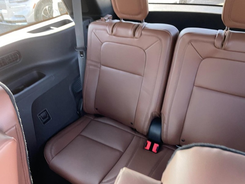 Lincoln Aviator Vehicle Full-screen Gallery Image 13