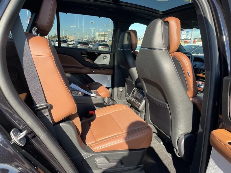 Lincoln Aviator Vehicle Full-screen Gallery Image 14