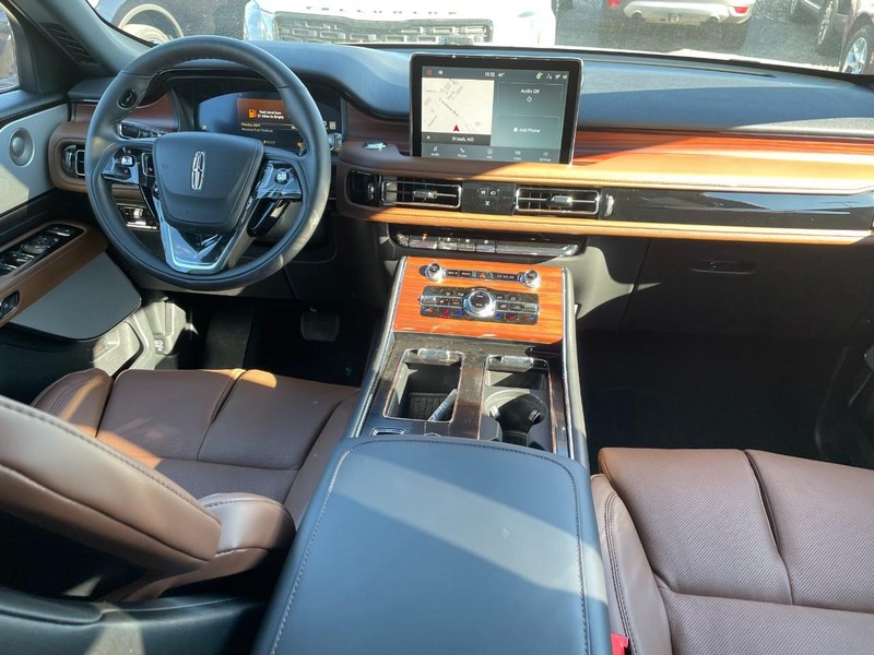 Lincoln Aviator Vehicle Full-screen Gallery Image 16