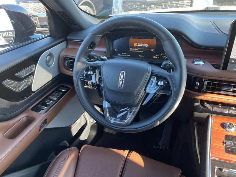 Lincoln Aviator Vehicle Full-screen Gallery Image 17