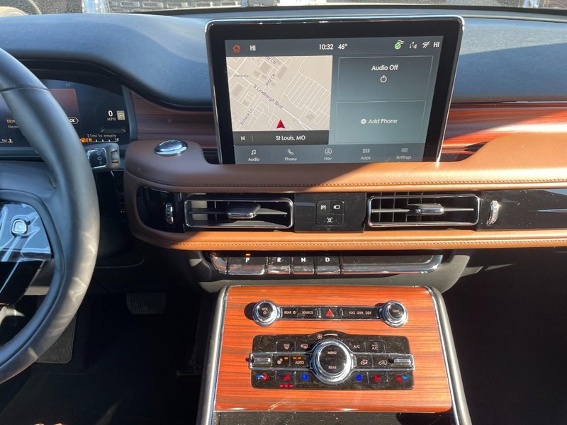 Lincoln Aviator Vehicle Full-screen Gallery Image 18
