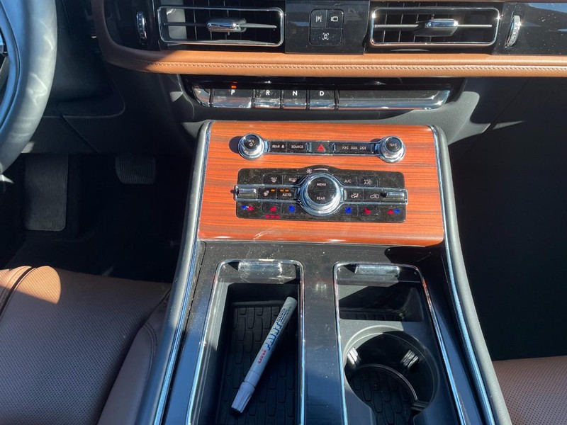 Lincoln Aviator Vehicle Full-screen Gallery Image 19