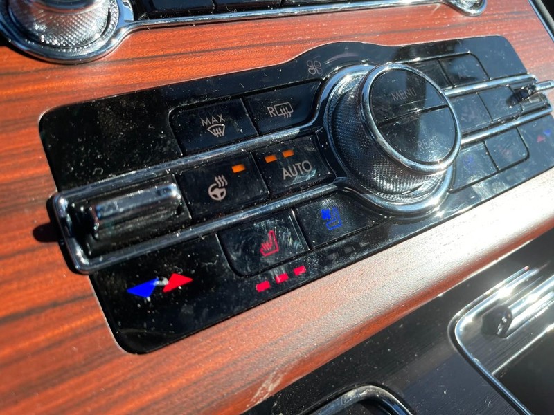 Lincoln Aviator Vehicle Full-screen Gallery Image 24