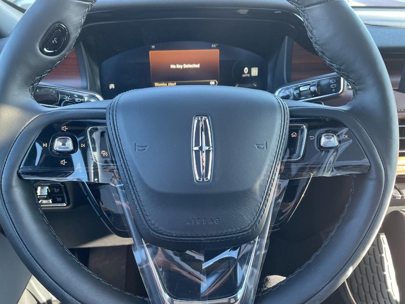 Lincoln Aviator Vehicle Full-screen Gallery Image 25