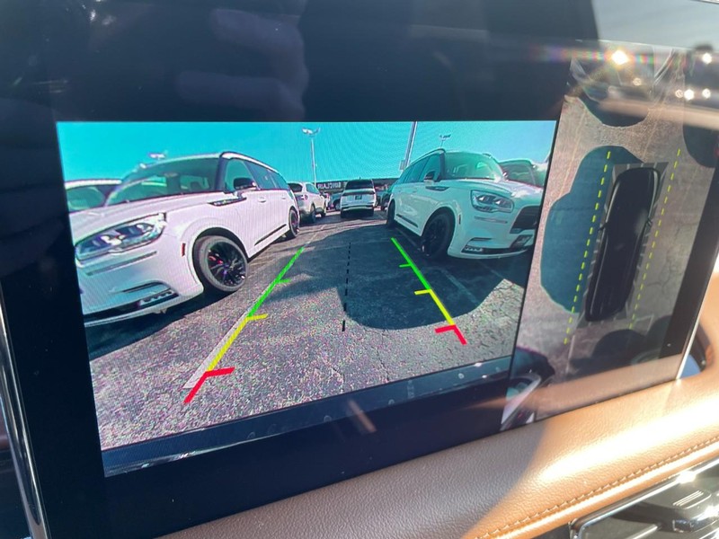 Lincoln Aviator Vehicle Full-screen Gallery Image 28