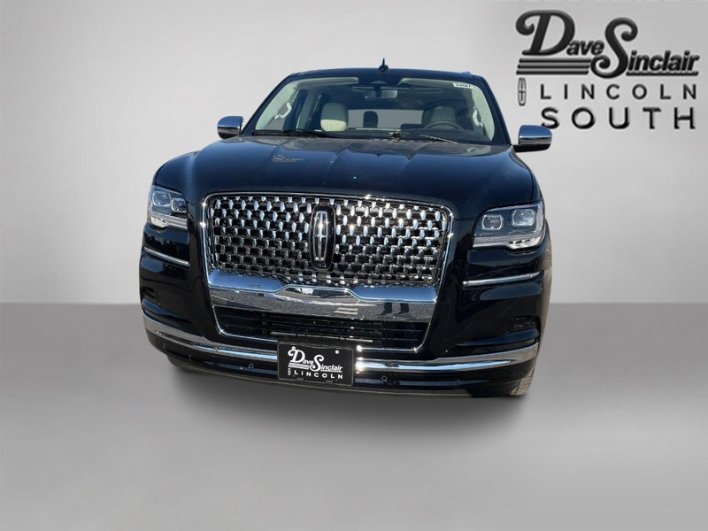 Lincoln Navigator Vehicle Full-screen Gallery Image 02