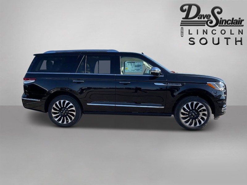 Lincoln Navigator Vehicle Full-screen Gallery Image 04